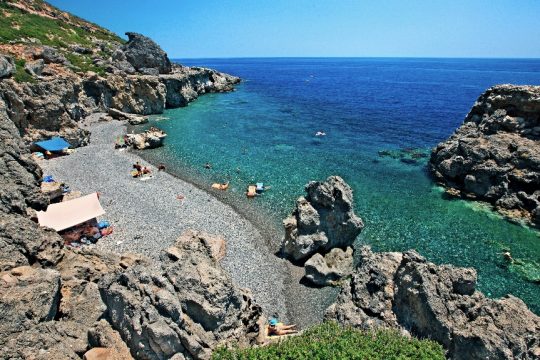 Στο Λιβυκό (Νότιο Κρητικό) Πέλαγος, σε απόσταση 75 χλμ. από την πόλη των Χανίων θα δούμε τη βοτσαλιά της Σούγιας